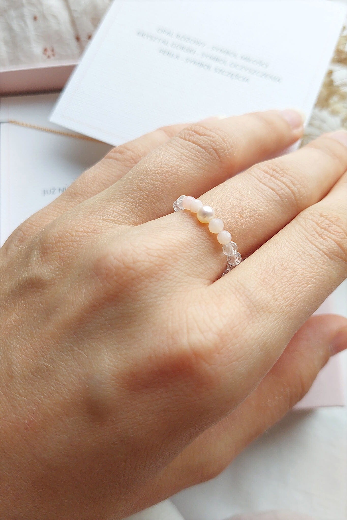 Majla-pierscionek-elastyczny-przyszla-mama-baby-shower-perla-opal-krysztal-gorski-model.jpg
