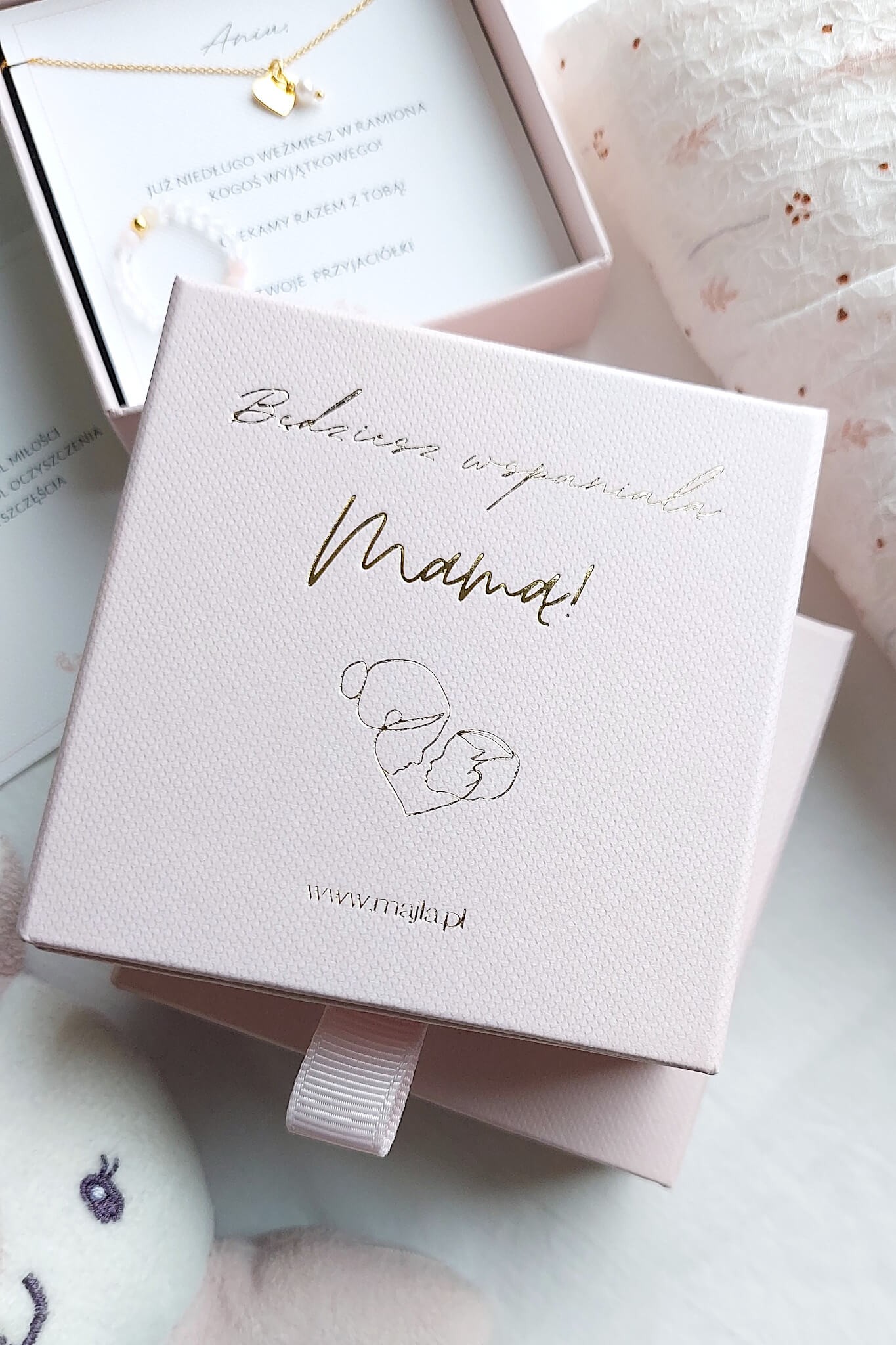 Majla-bransoletka-dla-przyszlej-mamy-baby-shower-perla-opal-serce-pudelko.jpg